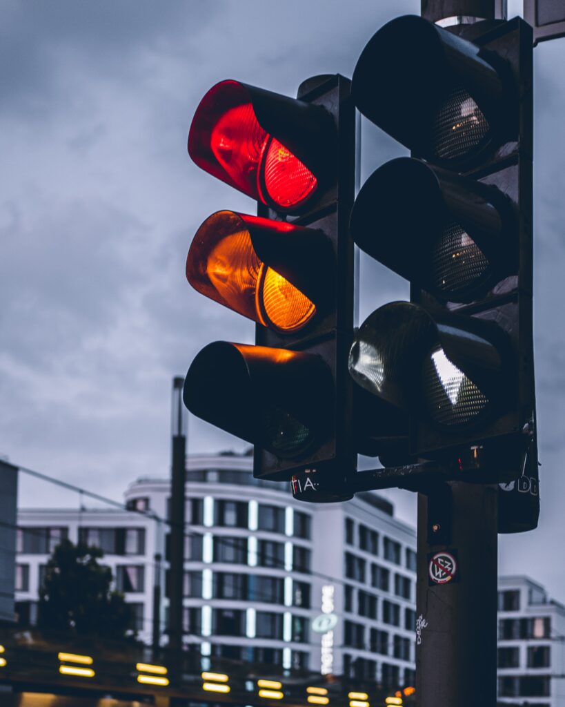 Trafikklys som viser rødt lys, og det signaliserer stopp.